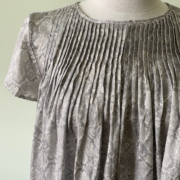 🎉 HOST PICK 🎉 Anthropologie Dolan Grey and White Snake Print Satin Top, Size S - Picture 2 of 13